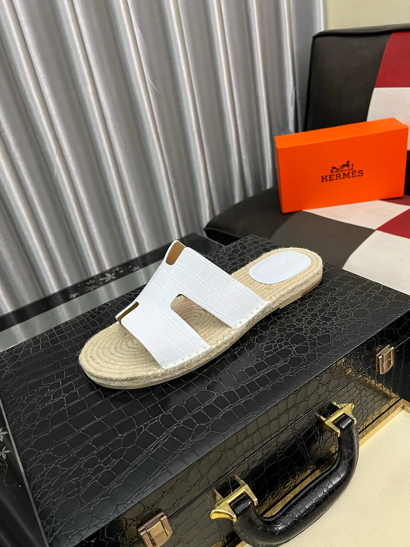 Men's shoes 💰340⌚️⌚️《HERMES》Hermes 💁♂️Men's casual slippers, compare the quality at the counter🧚🏿♂️ The upper layer has a stone pattern with clear texture, showing high-end, high-end, comfortable to wear and versatile. Purely hand-pulled, raw rubber breathable outsole, breathable and comfortable lambskin lining, 100% comfortable density, original rubber outsole wear-resistant code number 38-44. Can be customized 45-46-47